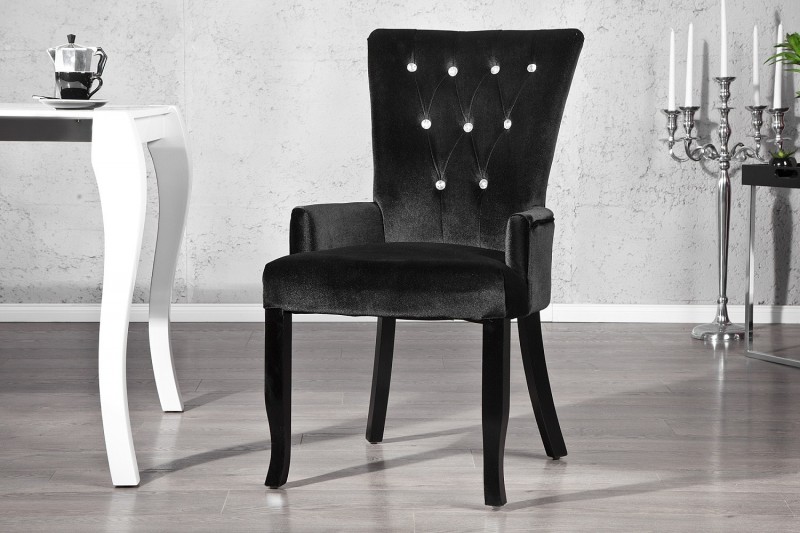 Fauteuil baroque en velours noir style capitonné