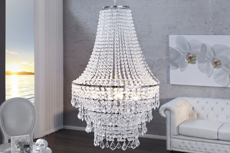 Lustre de luxe avec des cristaux en strass transparent