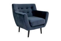 Fauteuil design scandinave en tissu bleu de nuit avec pieds en bois naturel