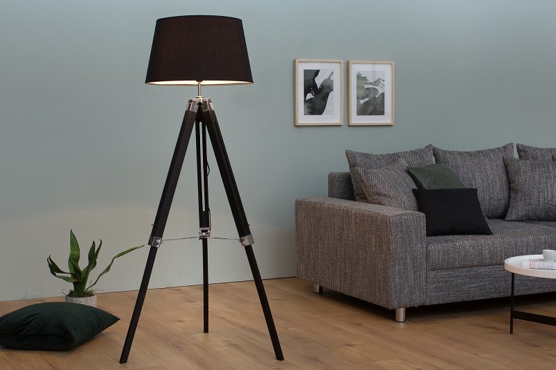 Lampadaire moderne de couleur noire avec piétement en bois massif