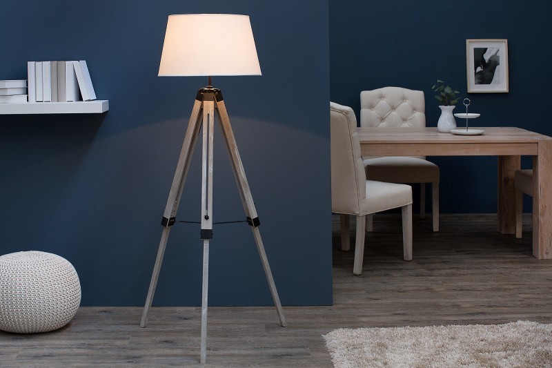 Lampadaire moderne de couleur blanche avec piétement en bois massif