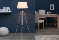 Lampadaire moderne de couleur blanche avec piétement en bois massif