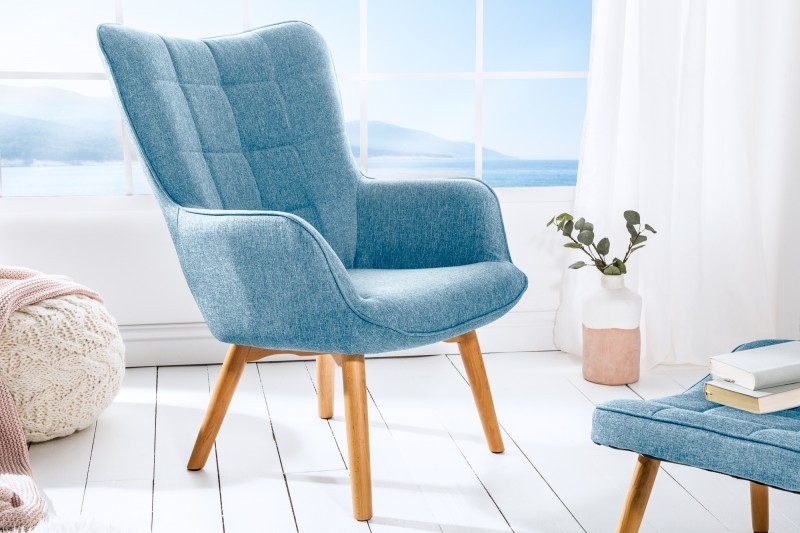 Fauteuil design scandinave coloris bleu claire en tissu avec des pieds en bois massif