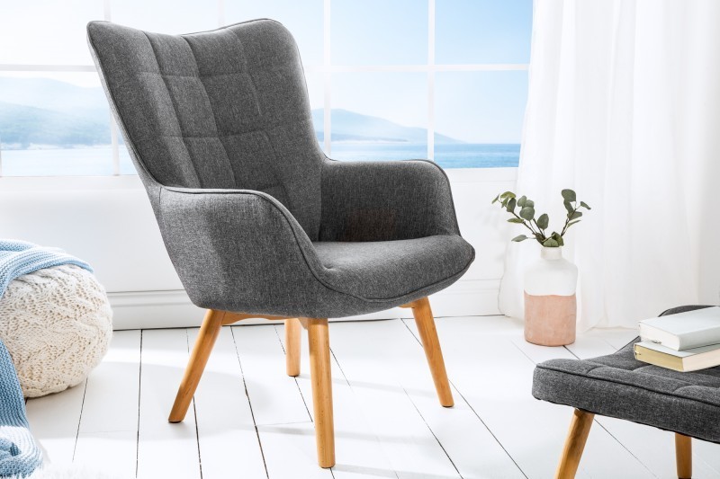 Fauteuil style scandinave coloris gris en tissu avec piétement en bois massif